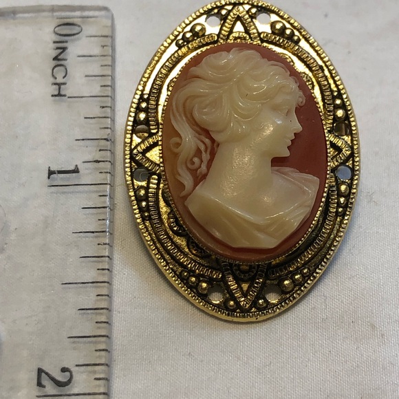 Vintage Victorian Style Gold Tone and Resin Cameo Brooch. - Picture 8 of 9